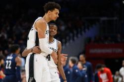 圣安东尼奥马刺续约达龙福克斯，薪水或有变动