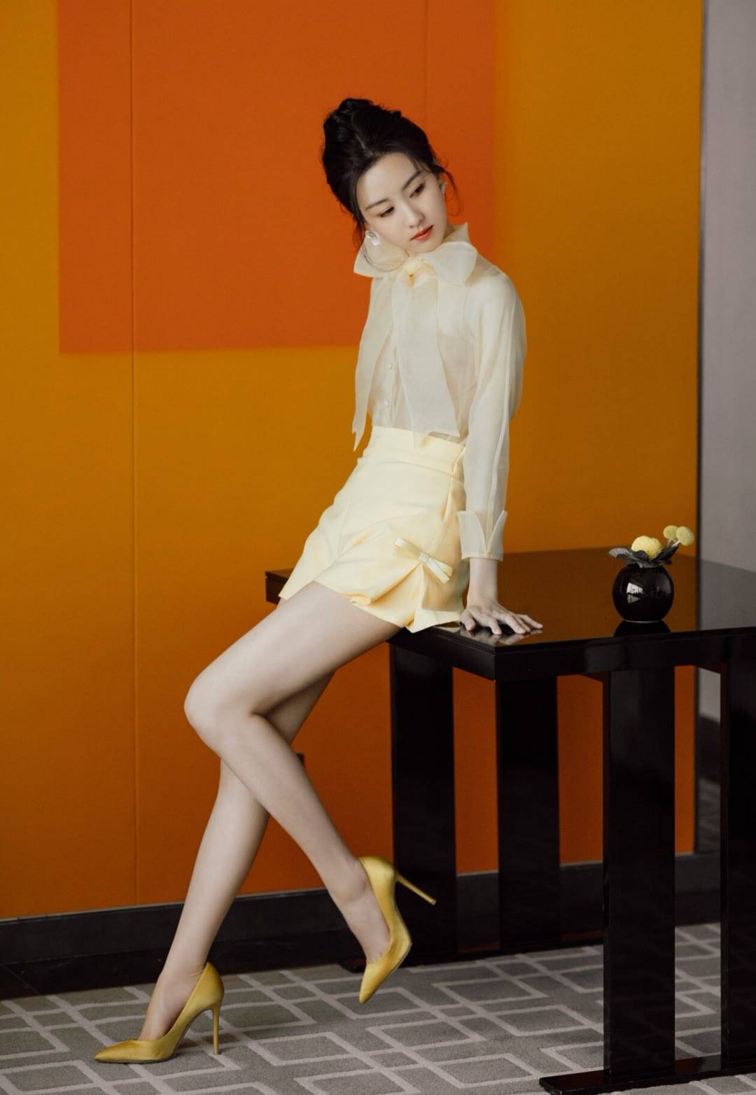 陈都灵大胆尝试御姐性感妩媚风格，浑身上下散发着成熟与热辣