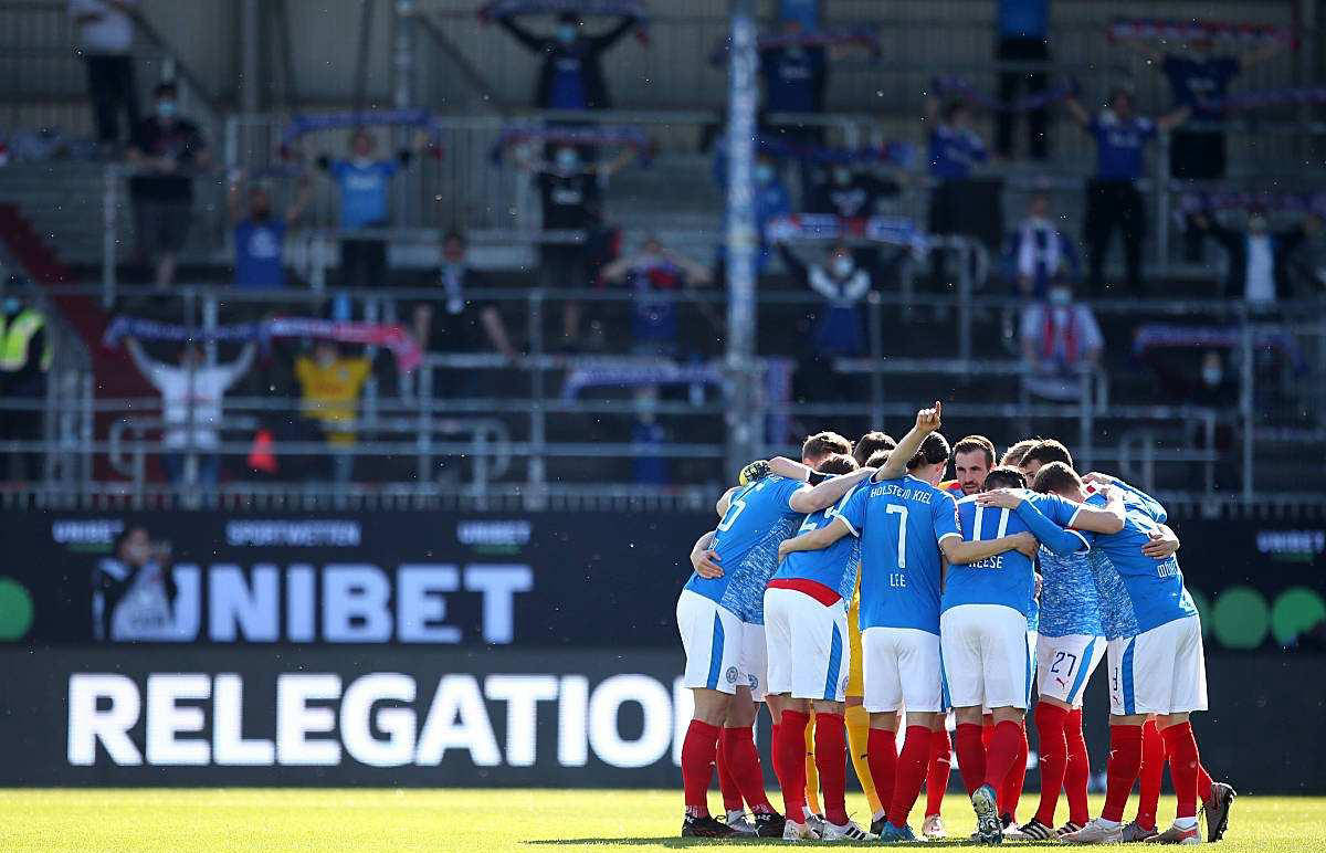 升班马比勒菲尔德迎战降班马荷尔斯泰因基尔，实力碾压对手！