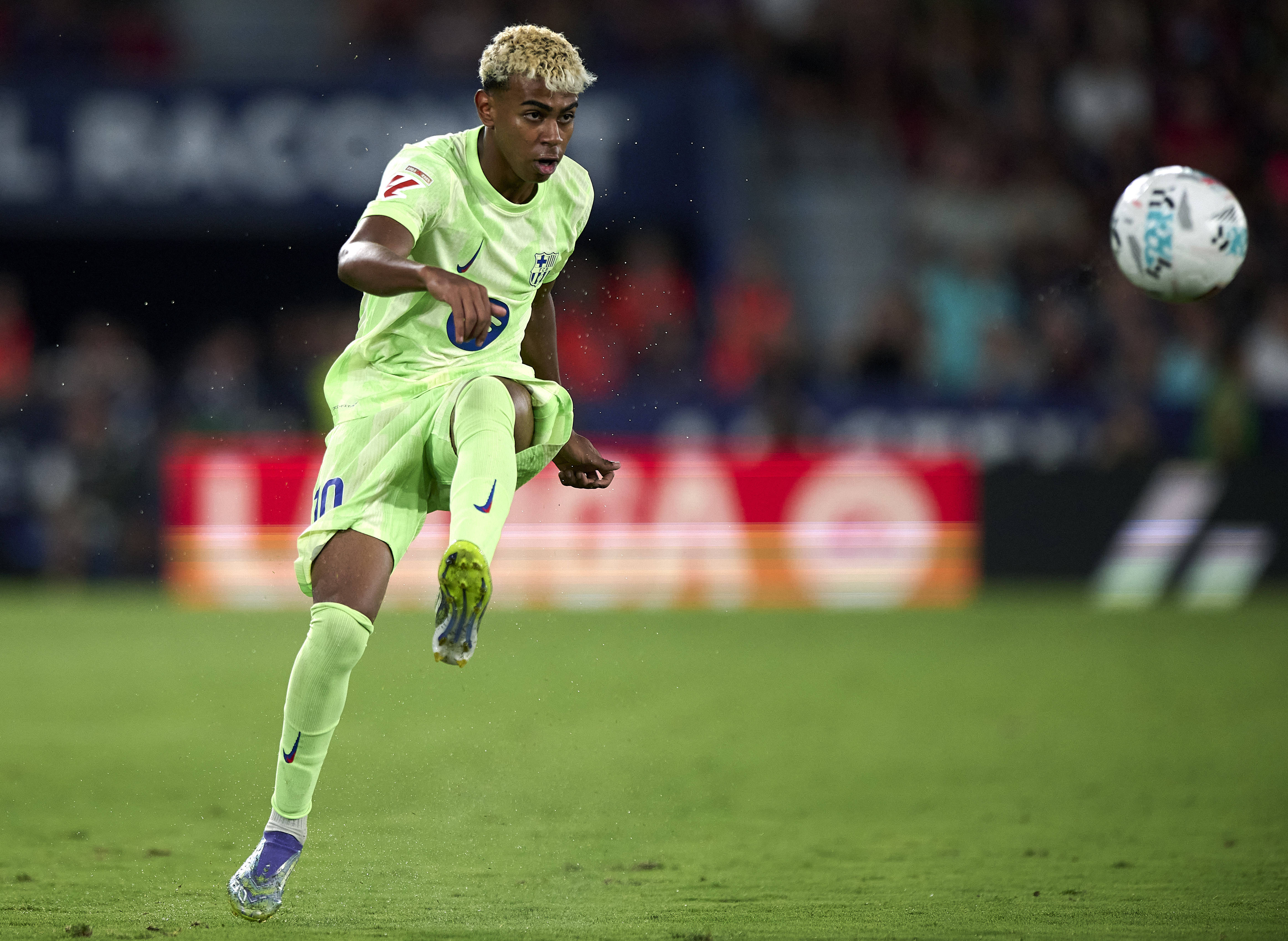 （体育）足球——西甲：巴塞罗那胜莱万特