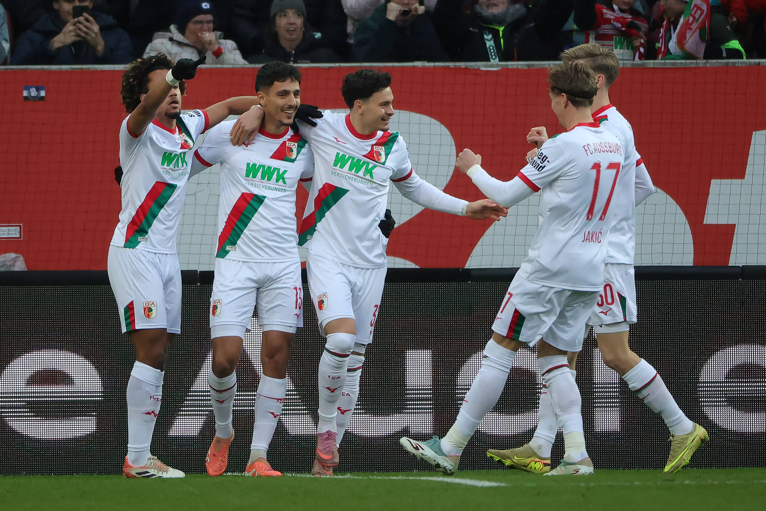 （体育）足球——德甲：奥格斯堡胜勒沃库森