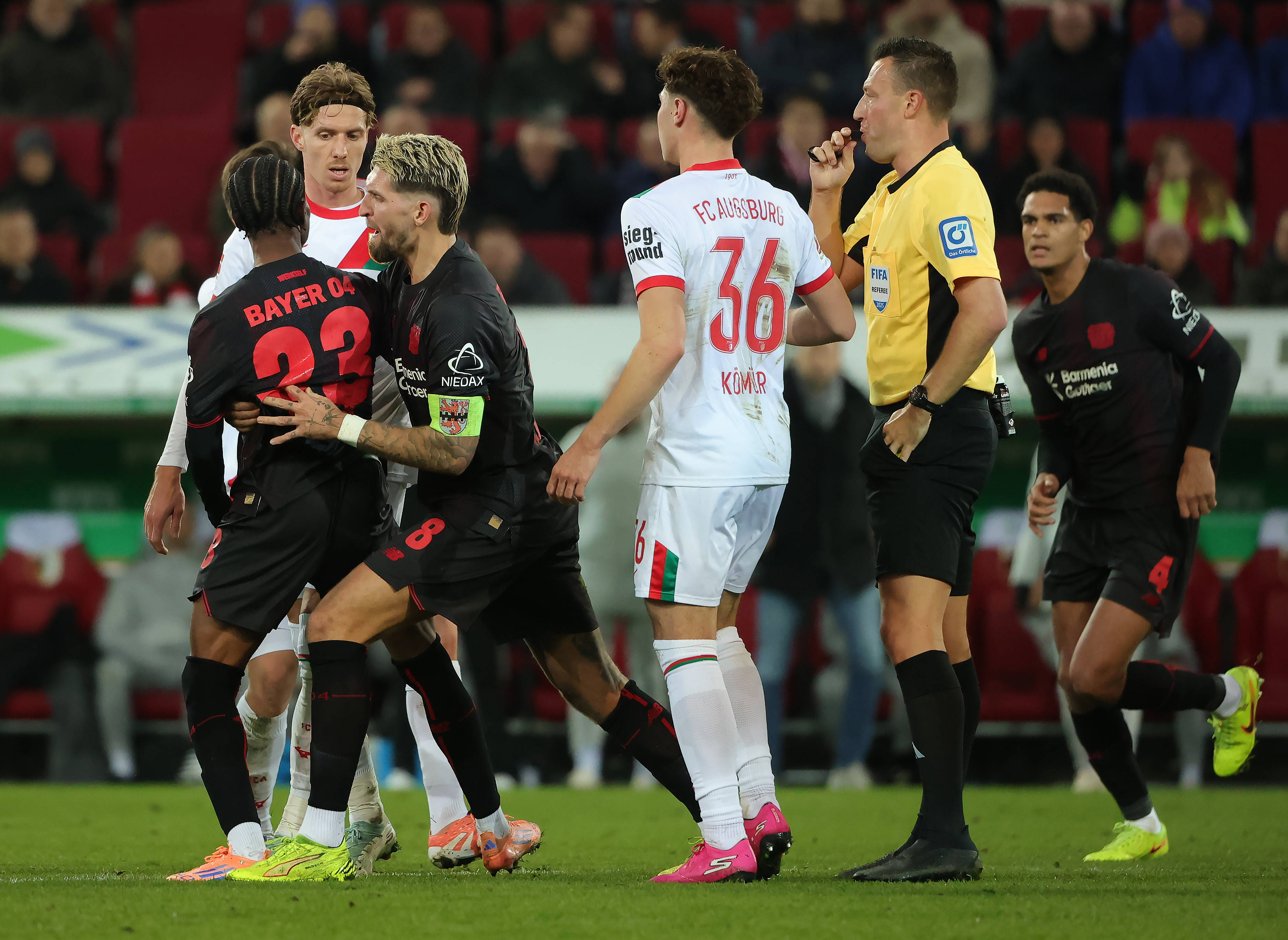 （体育）足球——德甲：奥格斯堡胜勒沃库森