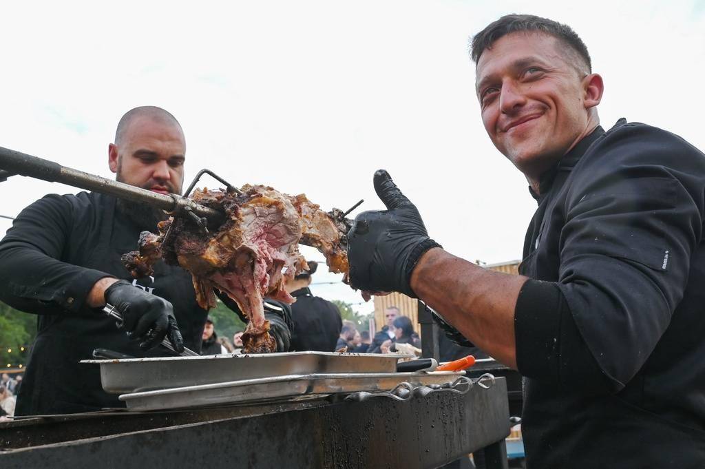 俄罗斯克拉斯诺达尔美食节上演烤肉盛宴