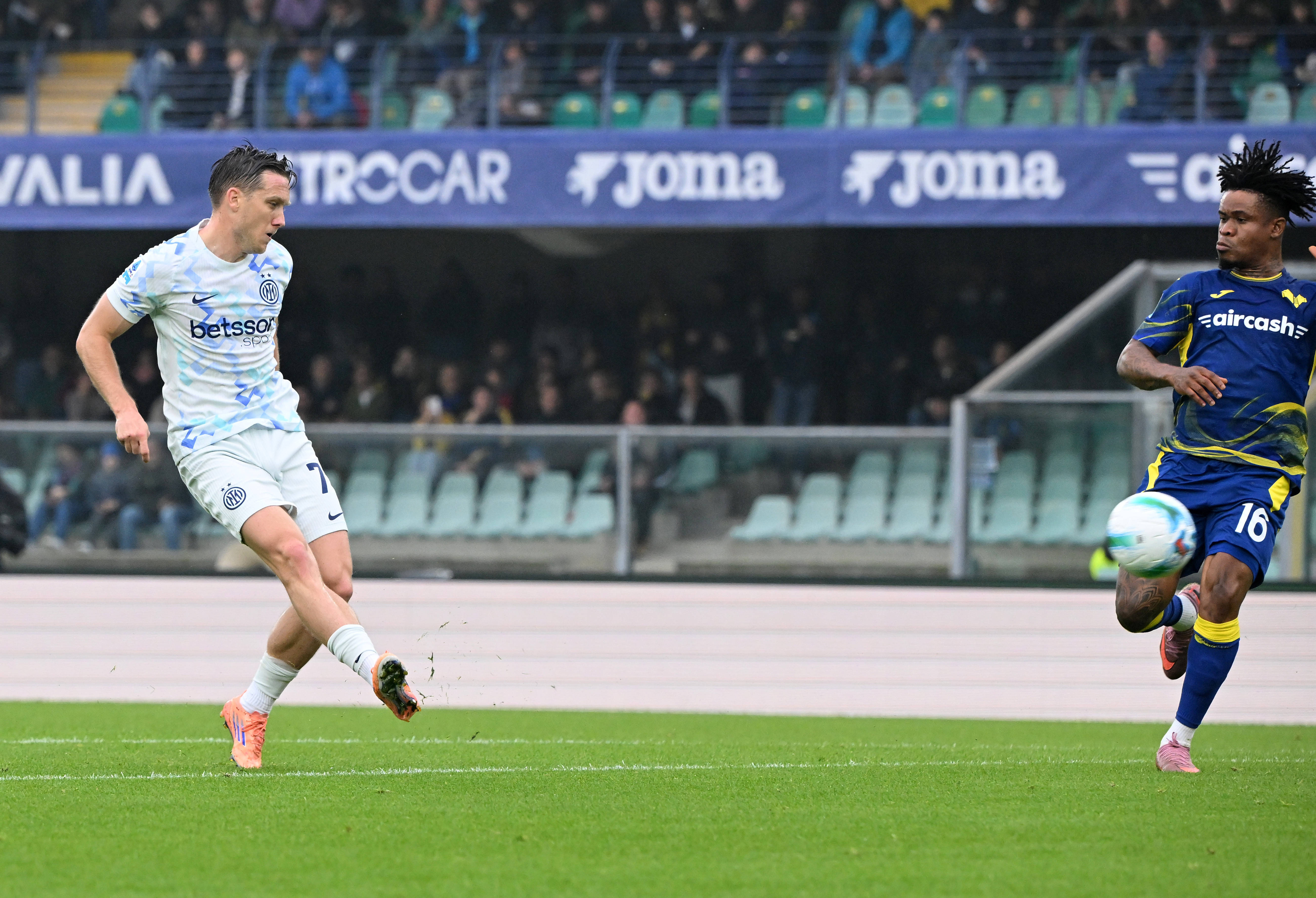 （体育）足球——意甲：国际米兰胜维罗纳