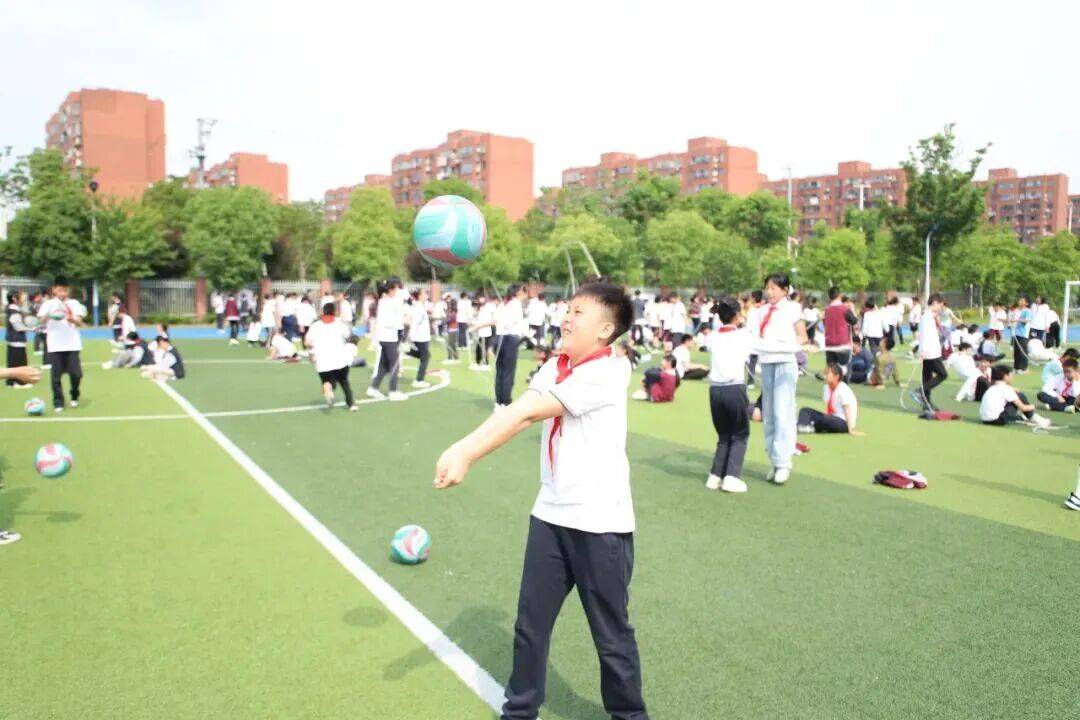 校内体育活动时间不够用？上肢力量偏弱、耐力不足怎么补？上海市教委主任给中小学体育配“说明书”